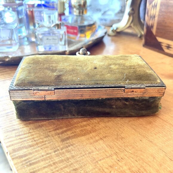 Antique Early 1900's Victorian Green Velvet Jewelry Box With Gold-Tone Clasp & H - Picture 4 of 9